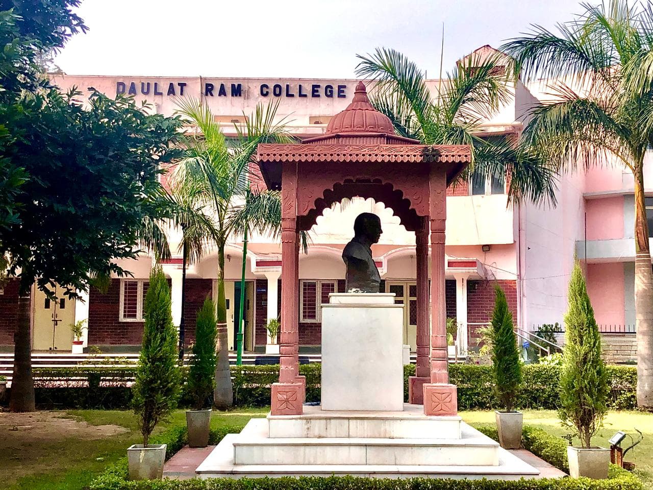 Verified PGs and student housing near Daulat Ram College, North Campus Delhi